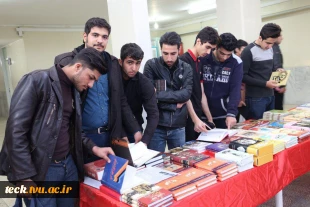 عرضه انوع کتاب با نصف قیمت 4