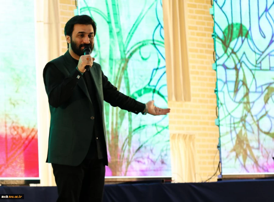 شهدا با خون خود عزت ، استقلال و آزادی را به ایران هدیه کردند

 5