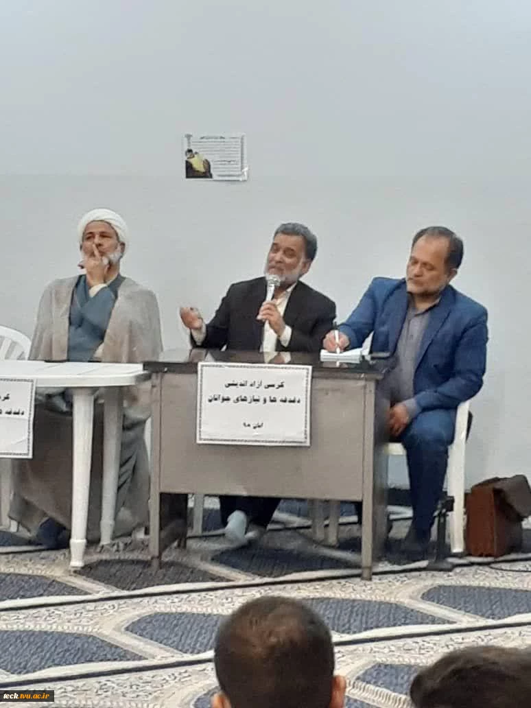 همزمان با روز مبارزه با استکبار جهانی کرسی آزاد اندیشی در مجتمع خوابگاهی دانشکده فنی شهید رجائی کاشان برگزار شد. 2