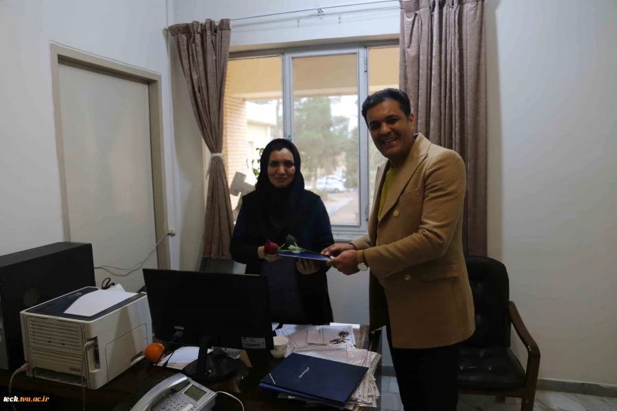 تقدیر از کارکنان اداری ومالی  به مناسبت روز حسابدار در دانشکده فنی شهید رجائی کاشان 6
