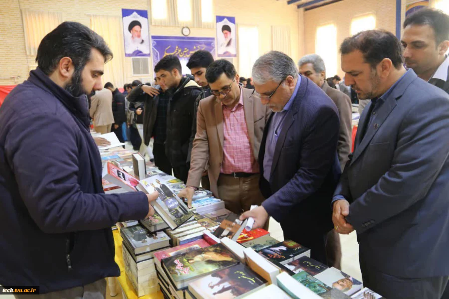 افتتاح هفدهمین نمایشگاه و فروشگاه کتاب و نرم افزار در هفته پژوهش در دانشکده شهید رجائی کاشان با حضور فرماندار محترم کاشان 6