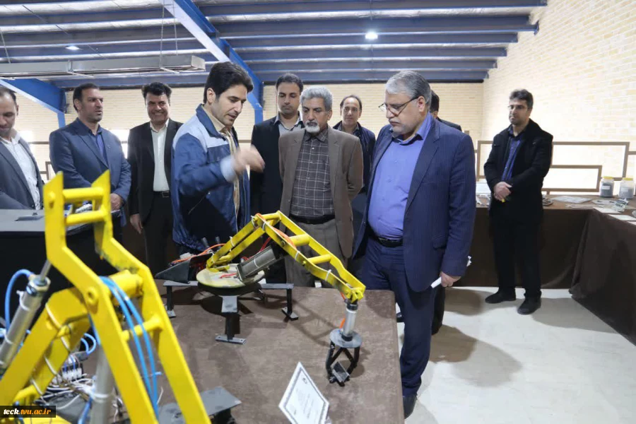 بازدید فرماندار ویژه شهرستان کاشان از نمایشگاه دستاوردهای دانشجویی دانشکده فنی شهید رجائی در هفته پژوهش 8