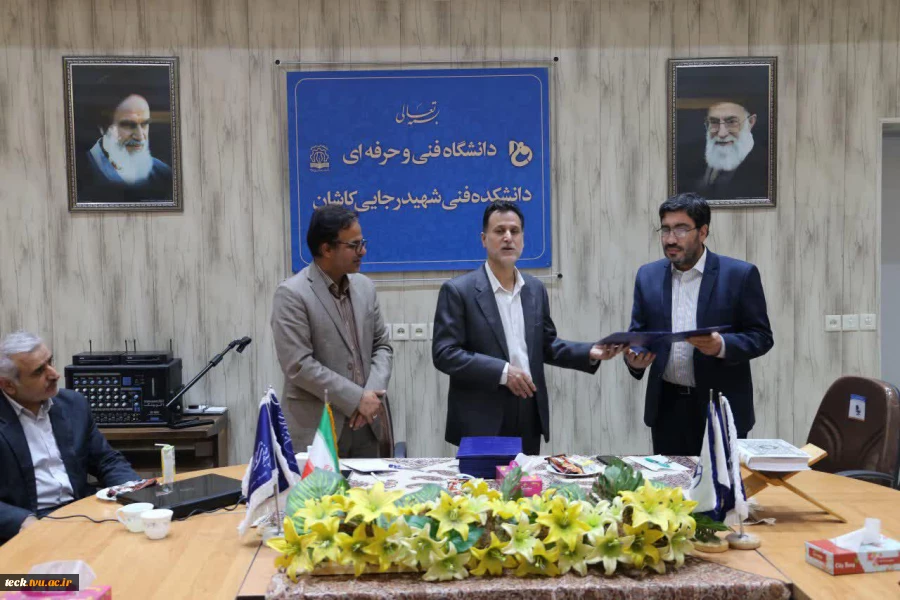 تقدیر از اساتید مولف کتاب و مقاله  و دانشجویان برگزیده به مناسبت روز دانشچجو و هفته پژوهش در دانشکده فنی شهید رجائی کاشان 10