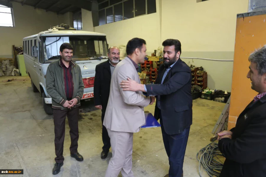 تقدیر از همکاران به مناسبت روز حمل و نقل در دانشکده فنی شهید رجائی کاشان 3