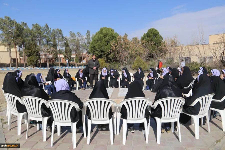 بازدید جمعی از دانش آموزان دختر مدرسه راهنمایی تولیت آران و بیدگل از مزار شهدای گمنام دانشکده فنی شهید رجائی کاشان و آشنایی با توانمندی های دانشگاه ضمن دیدار از نمایشگاه دستاوردها و محصولات تولیدی دانشجویی 2