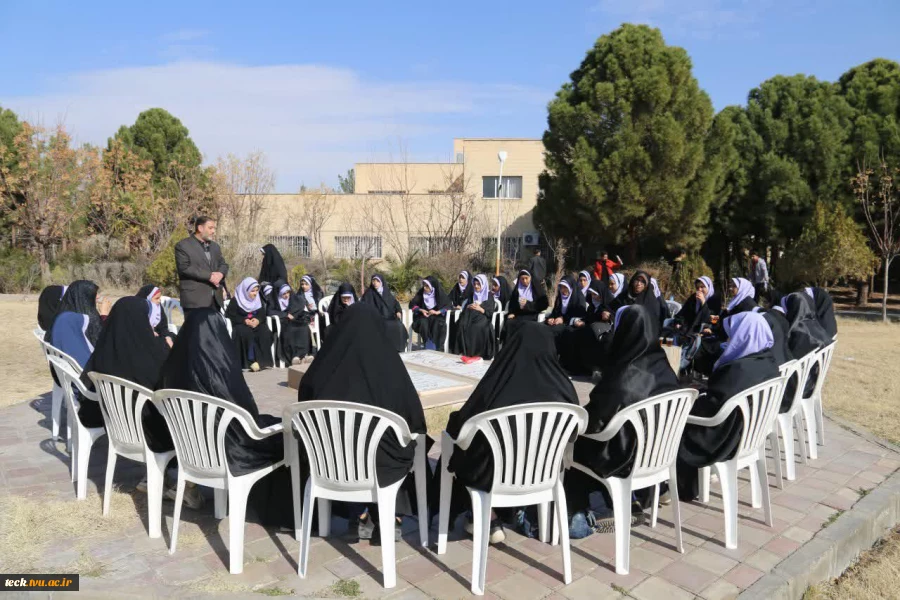 بازدید جمعی از دانش آموزان دختر مدرسه راهنمایی تولیت آران و بیدگل از مزار شهدای گمنام دانشکده فنی شهید رجائی کاشان و آشنایی با توانمندی های دانشگاه ضمن دیدار از نمایشگاه دستاوردها و محصولات تولیدی دانشجویی 5