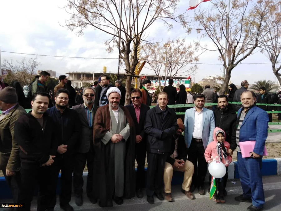 حضور جمعی از همکاران، استادان و کارمندان دانشکده فنی شهید رجائی کاشان در راهپیمایی مردمی 22 بهمن 1398 3