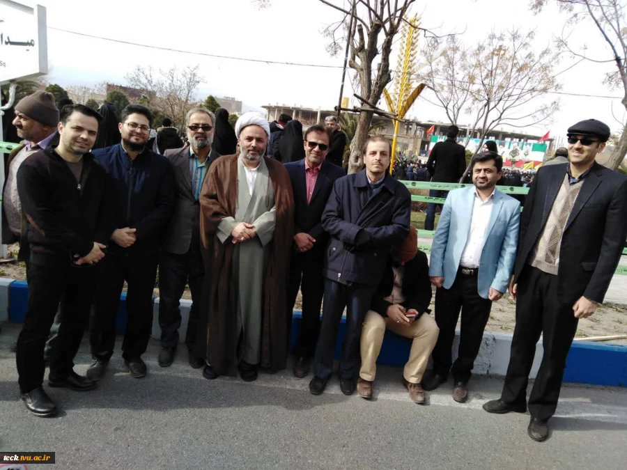 حضور جمعی از همکاران، استادان و کارمندان دانشکده فنی شهید رجائی کاشان در راهپیمایی مردمی 22 بهمن 1398 4