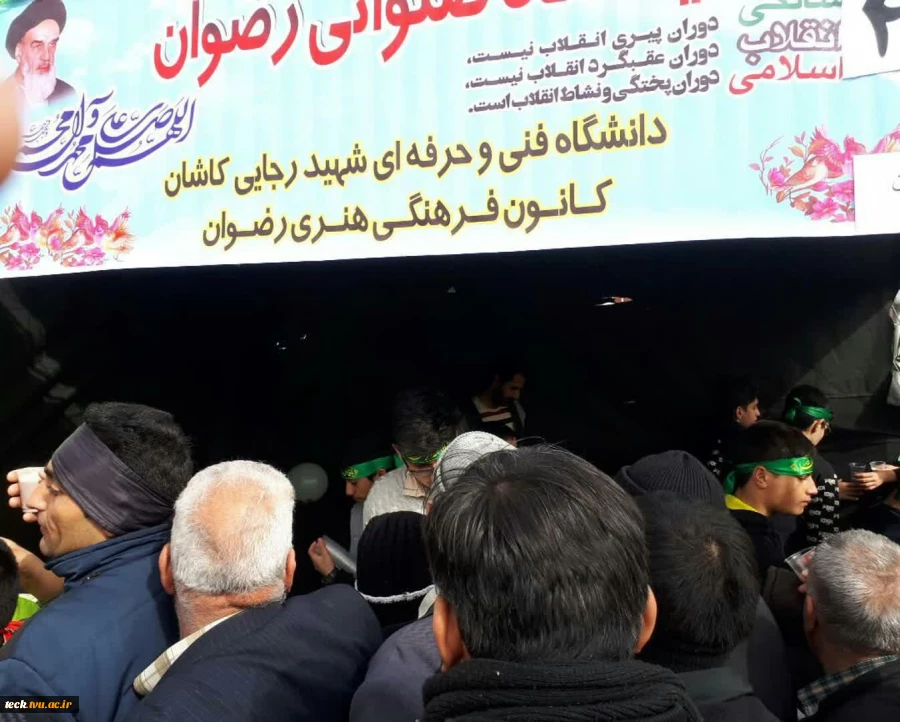 استقرار ایستگاه صلواتی دانشکده فنی شهید رجائی کاشان در راهپیمایی 22 بهمن 98 با همکاری و همراهی کانون فرهنگی رضوان 7