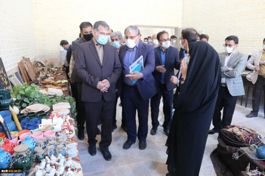 بازدید نماینده مردم شهرستان کاشان در مجلس شورای اسلامی و فرماندار از مرکز رشد، خلاقیت و نوآوری دانشکده فنی شهید رجائی کاشان 7