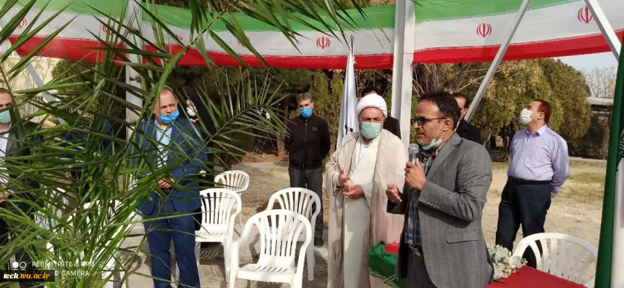 آیین تجلیل و غبارروبی و شستشوی با گلاب قبور مطهر شهدای گمنام دانشکده فنی شهید رجائی کاشان 4