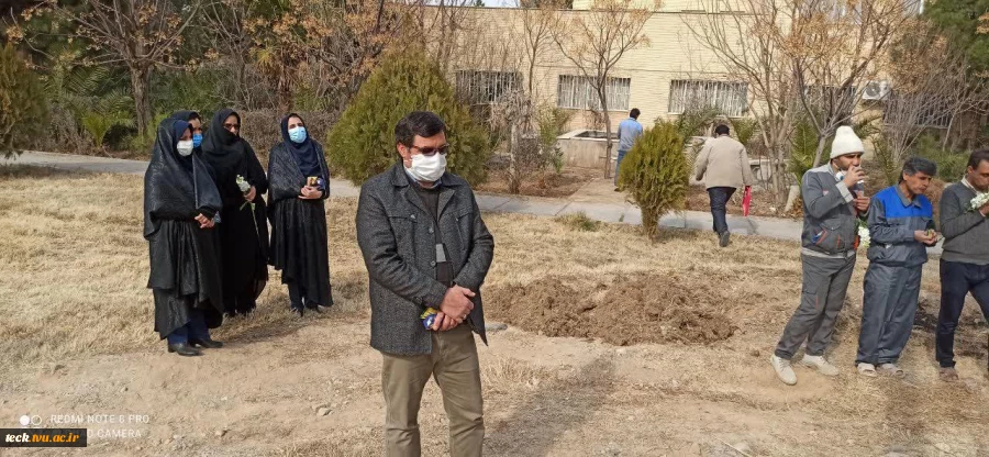 آیین تجلیل و غبارروبی و شستشوی با گلاب قبور مطهر شهدای گمنام دانشکده فنی شهید رجائی کاشان 15