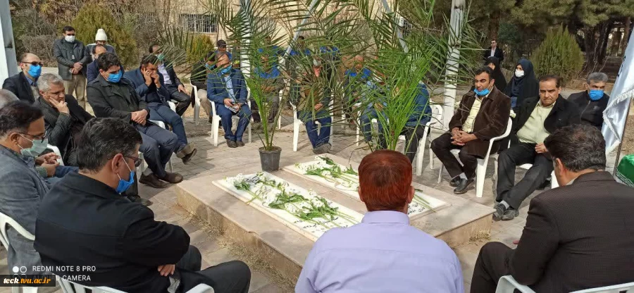 آیین تجلیل و غبارروبی و شستشوی با گلاب قبور مطهر شهدای گمنام دانشکده فنی شهید رجائی کاشان 16