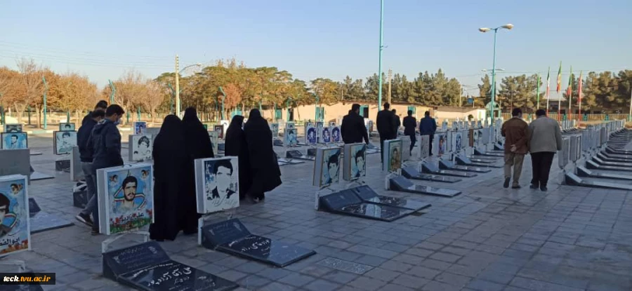 حضور و تجدید عهد و پیمان جمعی از کارکنان و اساتید و اعضای هیئت علمی دانشکده فنی شهید رجائی کاشان با شهیدان انقلاب اسلامی و دفاع مقدس در هفته بسیج مستضعفین 4