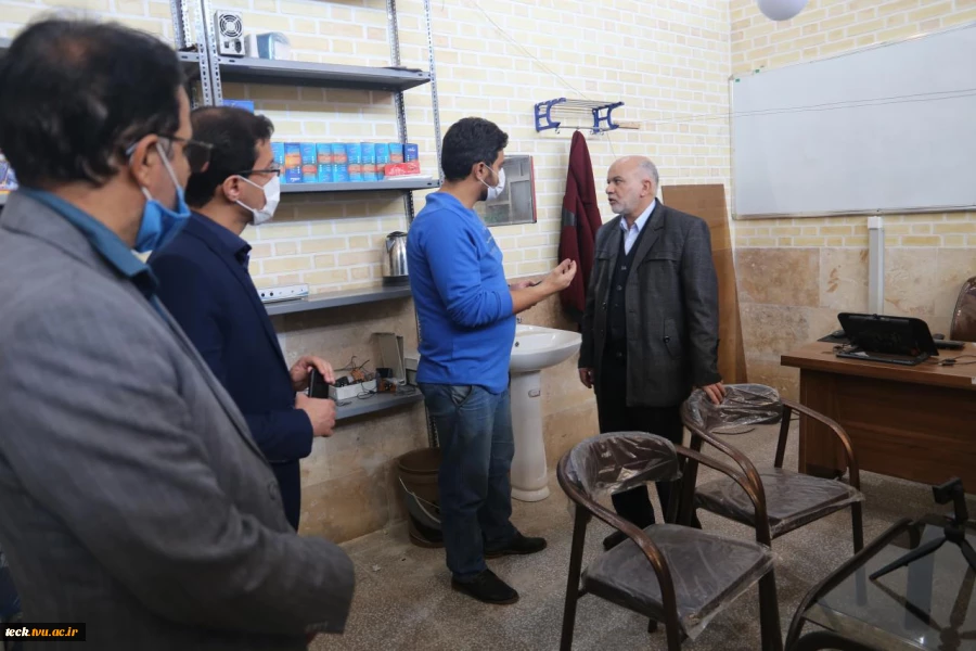 بازدید سردار جواد نائینی کفیل نمایندگی مردم کاشان و آران و بیدگل در مجلس شورا از هسته های فناور مرکز رشد و خلاقیت دانشکده فنی شهید رجائی پسران کاشان 12