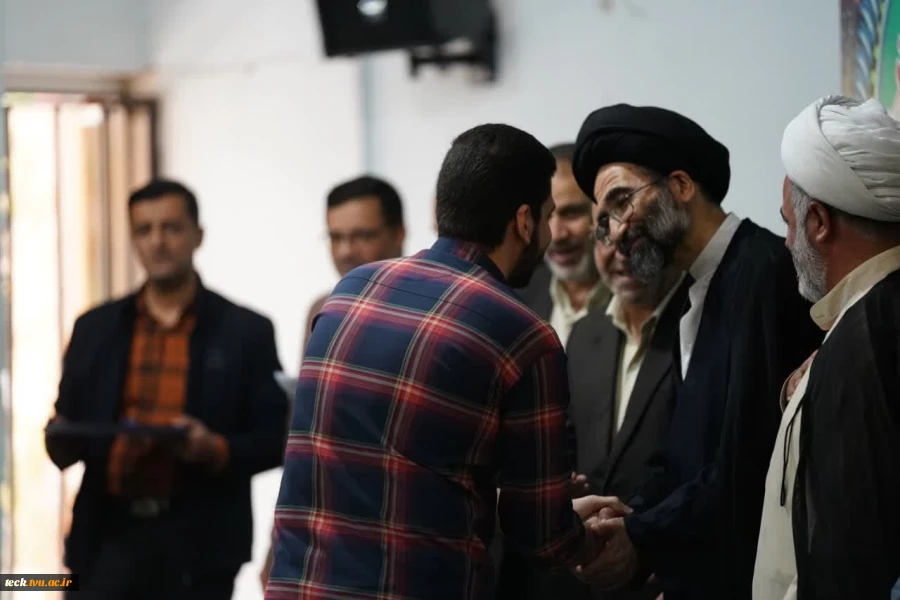با حضور نماینده ولی فقیه و امام جمعه کاشان برگزار شد :
تقدیر از دانشجویان ممتاز دانشکده فنی و حرفه ای شهید رجایی کاشان 6