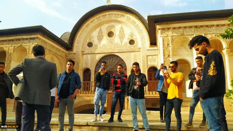 بازدید دانشجویان رشته معماری از خانه های تاریخی عباسیان و طباطبایی با عنوان  "کاشان گشت پاییزی " 2