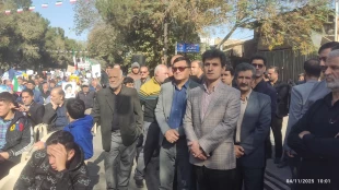 حضور رئیس و جمعی از کارکنان در مراسم راهپیمایی یوم الله 13 آبان 2