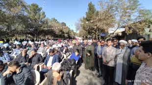 حضور رئیس و جمعی از کارکنان در مراسم راهپیمایی یوم الله 13 آبان 4