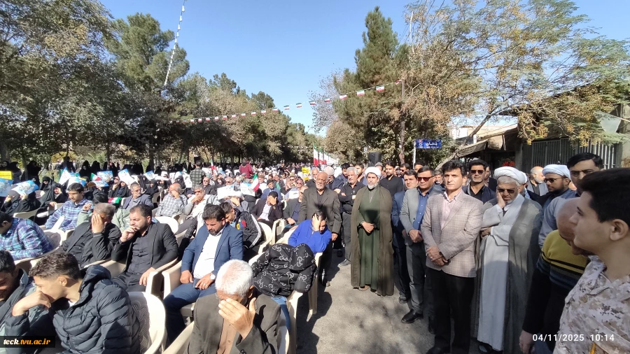 حضور رئیس و جمعی از کارکنان در مراسم راهپیمایی یوم الله 13 آبان 4