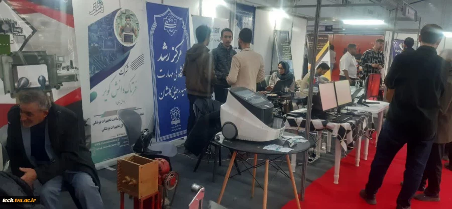 بازدید رئیس دانشکده ملی مهارت شهید رجایی کاشان از  نمایشگاه نوآوری و فناوری کاشان ۱۴۰۴ 7