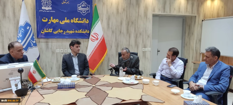 تجلیل از کارکنان دانشکده شهید رجایی کاشان به مناسبت روز کارمند
 6