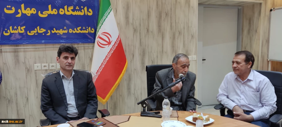 تجلیل از کارکنان دانشکده شهید رجایی کاشان به مناسبت روز کارمند
 7