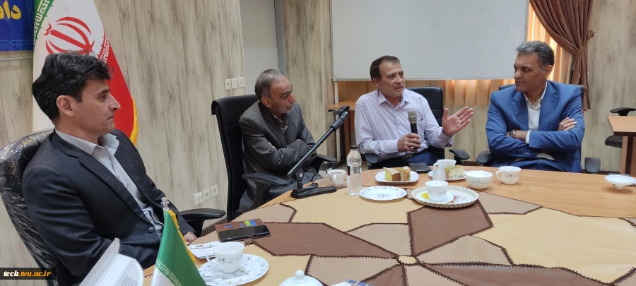 تجلیل از کارکنان دانشکده شهید رجایی کاشان به مناسبت روز کارمند
 8